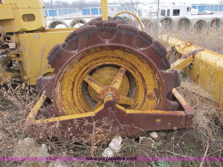 image for item F4311 Caterpillar 815 articulating soil compactor