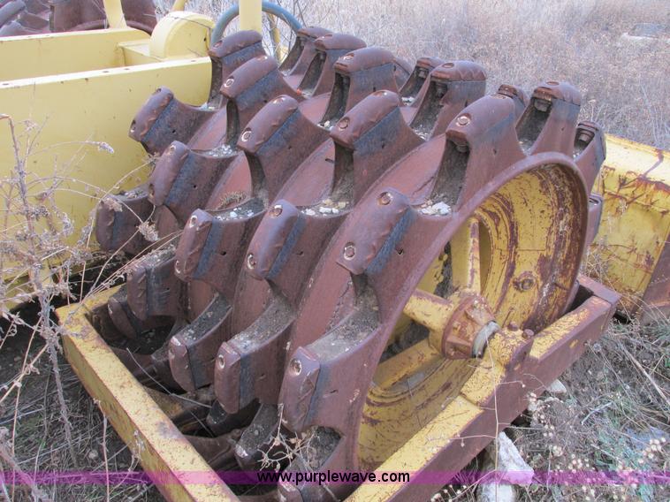 image for item F4311 Caterpillar 815 articulating soil compactor