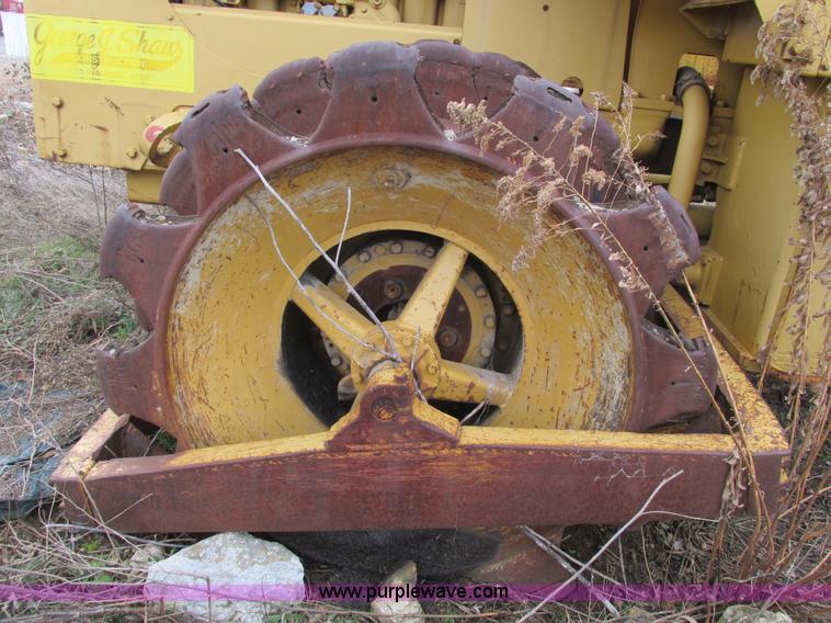 image for item F4311 Caterpillar 815 articulating soil compactor