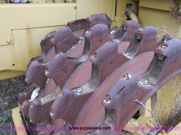 image for item F4311 Caterpillar 815 articulating soil compactor