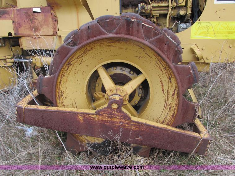 image for item F4311 Caterpillar 815 articulating soil compactor