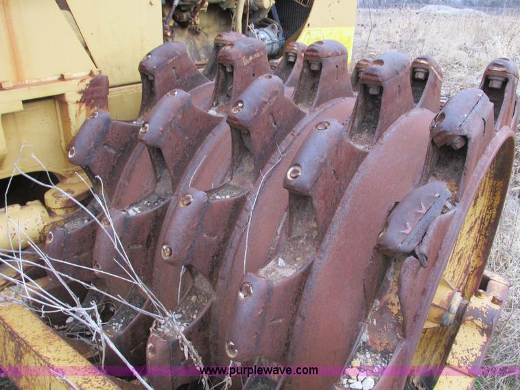 image for item F4311 Caterpillar 815 articulating soil compactor