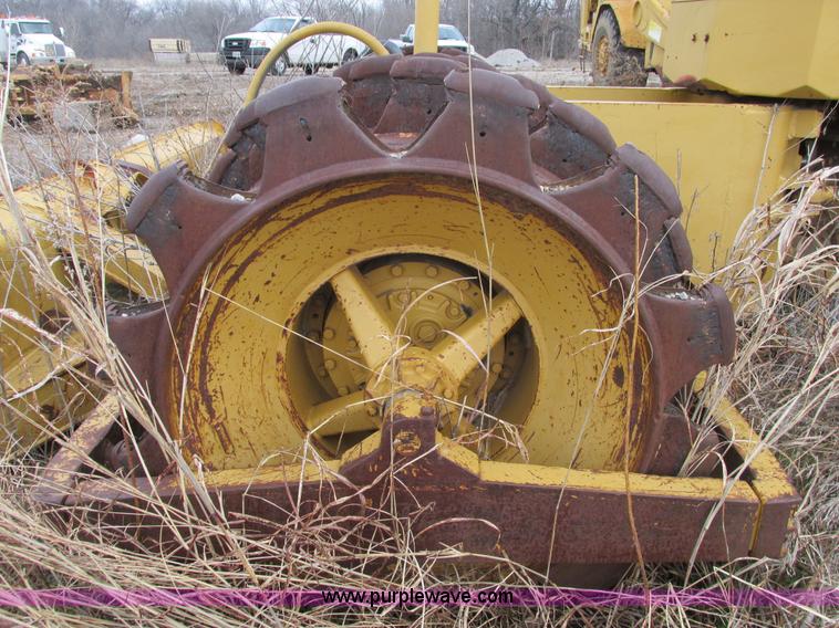 image for item F4311 Caterpillar 815 articulating soil compactor