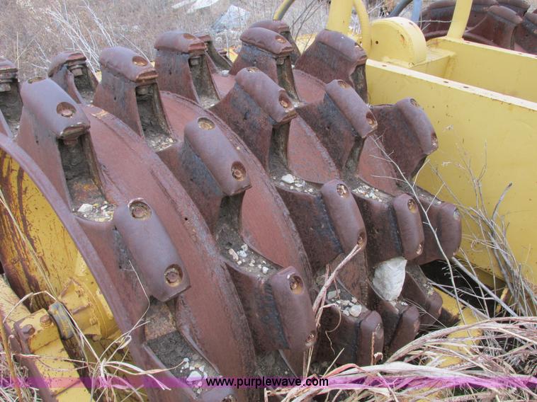 image for item F4311 Caterpillar 815 articulating soil compactor