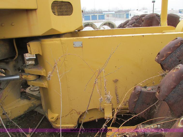 image for item F4311 Caterpillar 815 articulating soil compactor