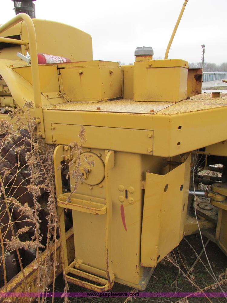 image for item F4311 Caterpillar 815 articulating soil compactor