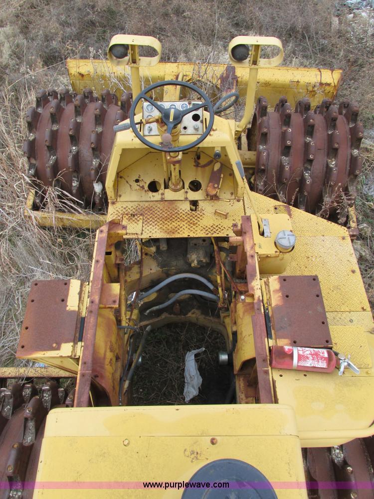 image for item F4311 Caterpillar 815 articulating soil compactor