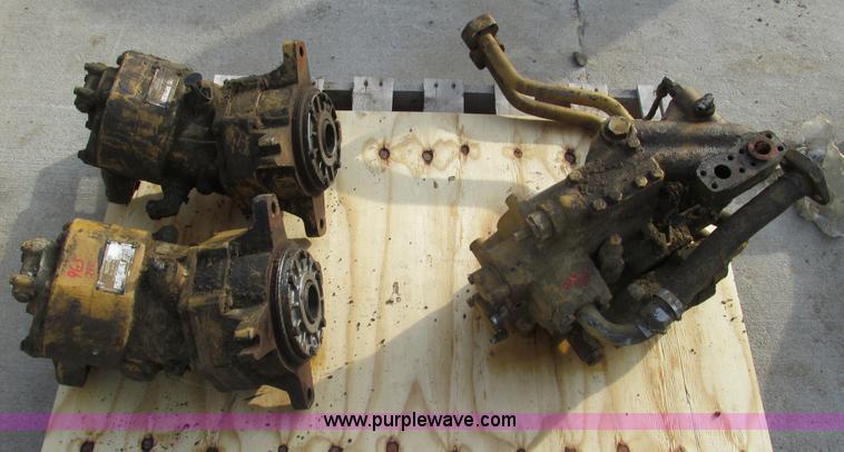 image for item V9072 Assorted Caterpillar 963 track loader parts