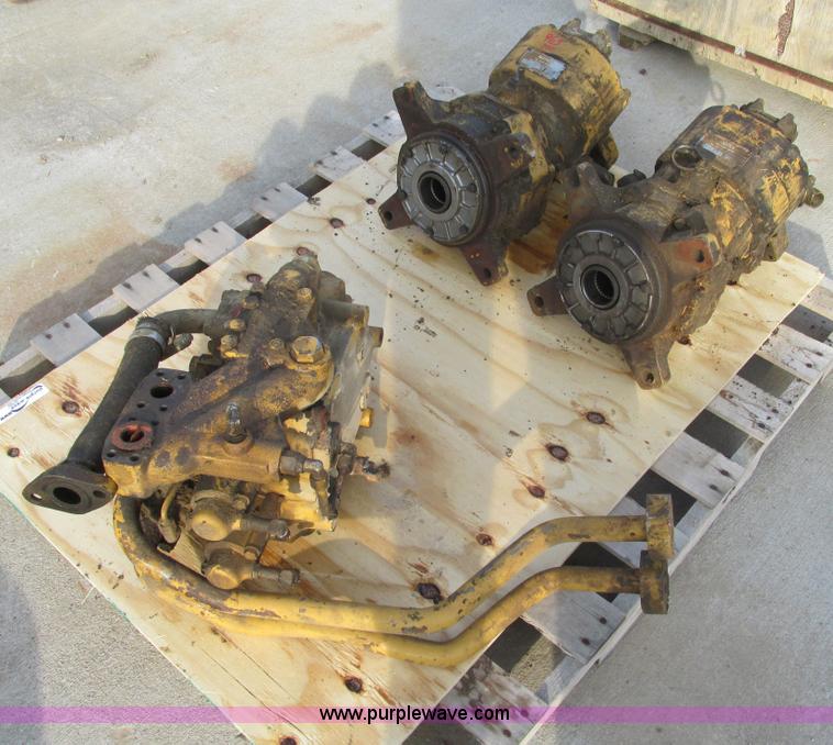 image for item V9072 Assorted Caterpillar 963 track loader parts