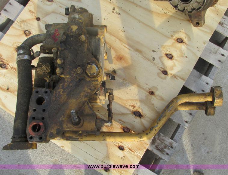 image for item V9072 Assorted Caterpillar 963 track loader parts
