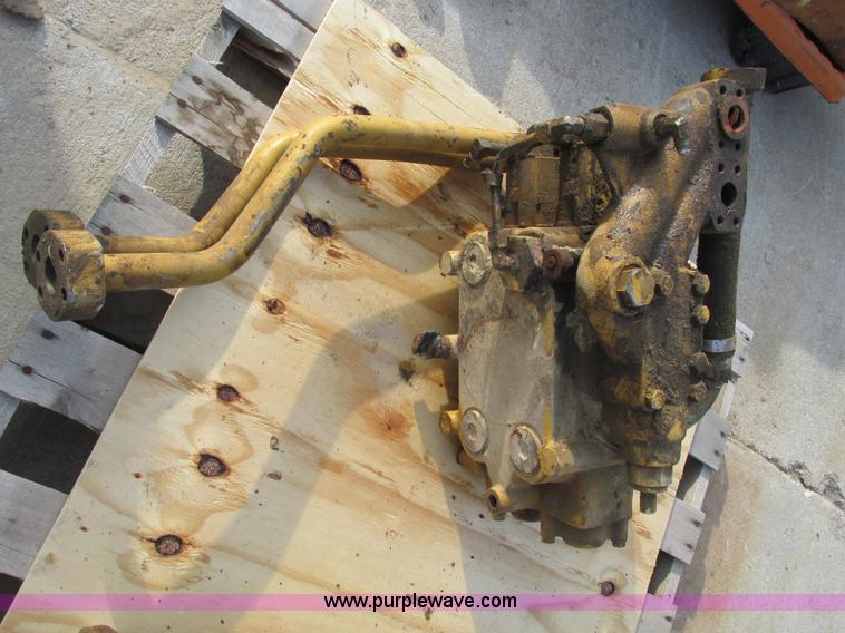 image for item V9072 Assorted Caterpillar 963 track loader parts