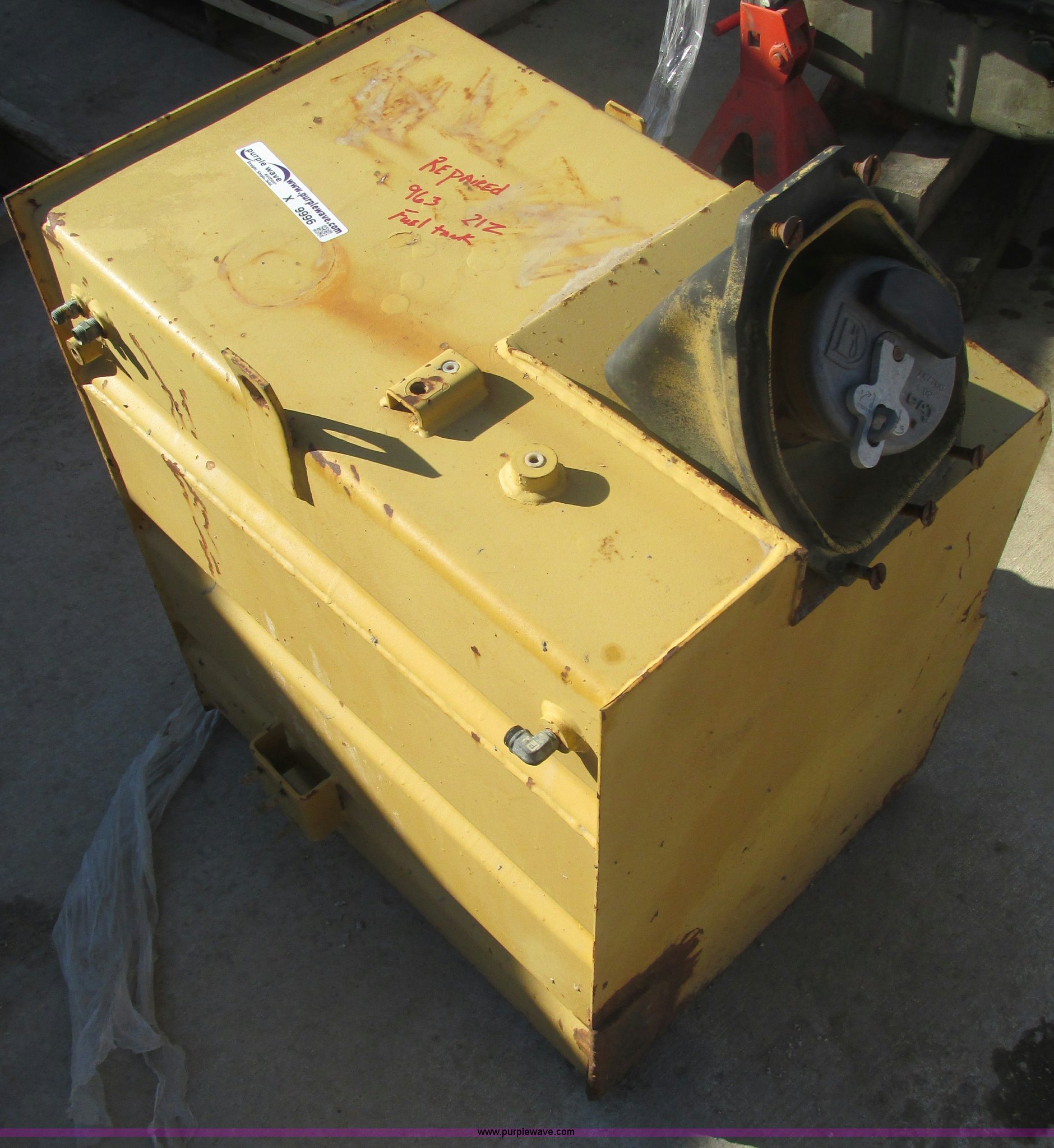 Hydraulic tank in Kansas City, MO Item X9996 sold Purple Wave