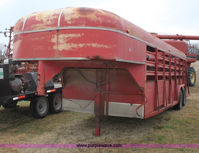 image for item E8408 1986 Bull mobile 22' livestock trailer