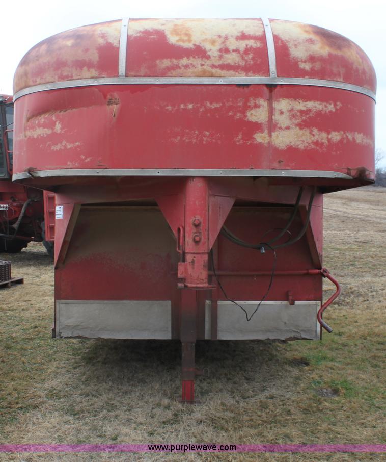 image for item E8408 1986 Bull mobile 22' livestock trailer