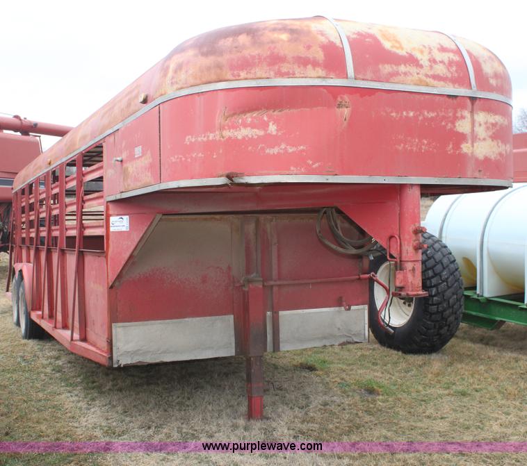 image for item E8408 1986 Bull mobile 22' livestock trailer