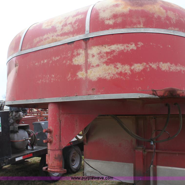 image for item E8408 1986 Bull mobile 22' livestock trailer