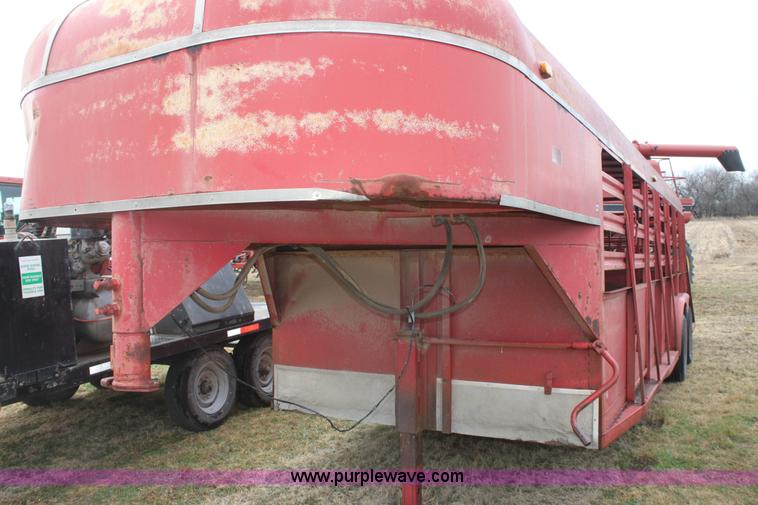 image for item E8408 1986 Bull mobile 22' livestock trailer