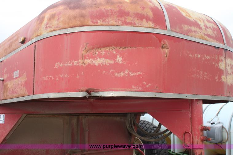 image for item E8408 1986 Bull mobile 22' livestock trailer