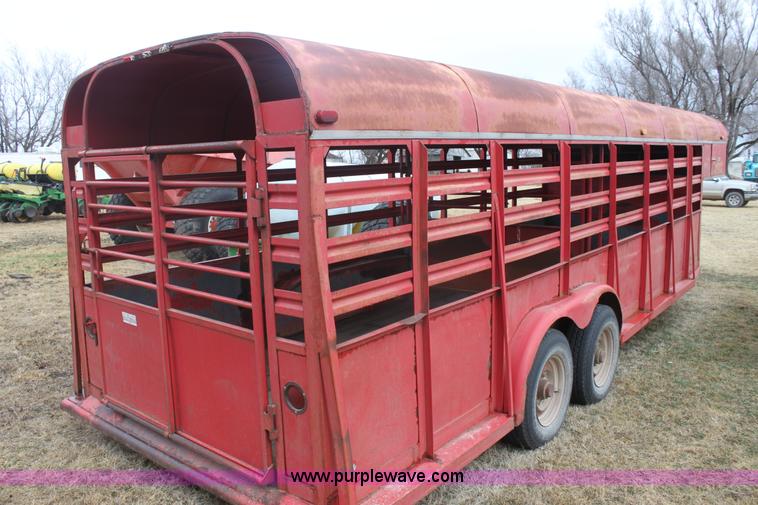 image for item E8408 1986 Bull mobile 22' livestock trailer