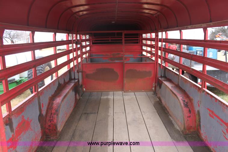 image for item E8408 1986 Bull mobile 22' livestock trailer