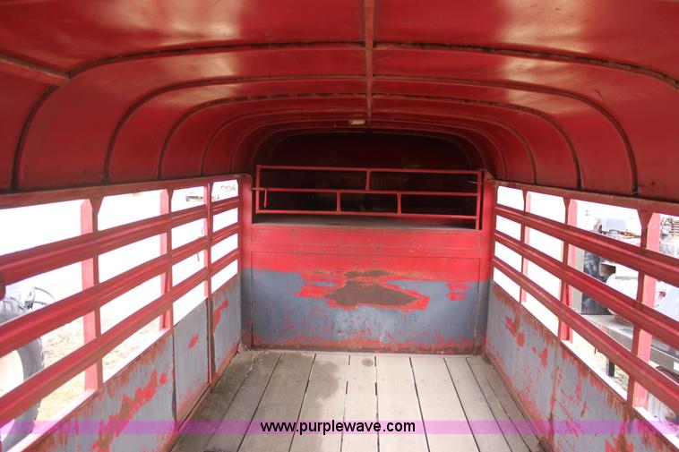 image for item E8408 1986 Bull mobile 22' livestock trailer