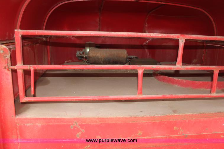 image for item E8408 1986 Bull mobile 22' livestock trailer