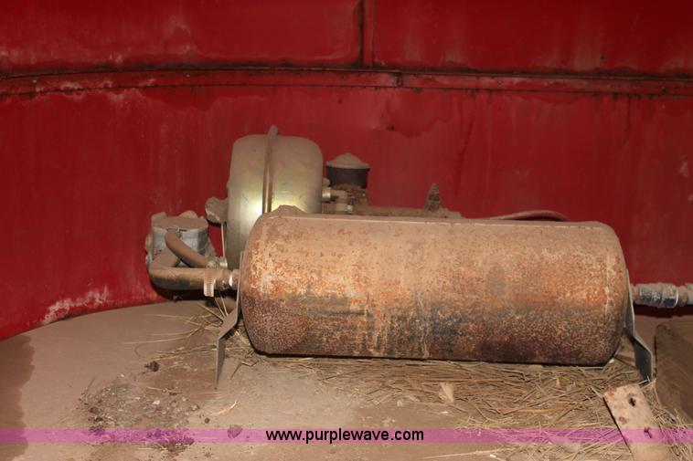 image for item E8408 1986 Bull mobile 22' livestock trailer