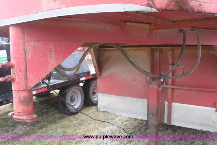 image for item E8408 1986 Bull mobile 22' livestock trailer