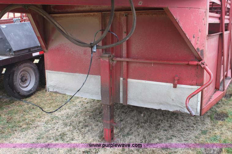 image for item E8408 1986 Bull mobile 22' livestock trailer