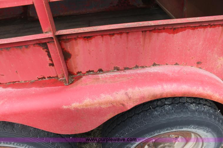 image for item E8408 1986 Bull mobile 22' livestock trailer