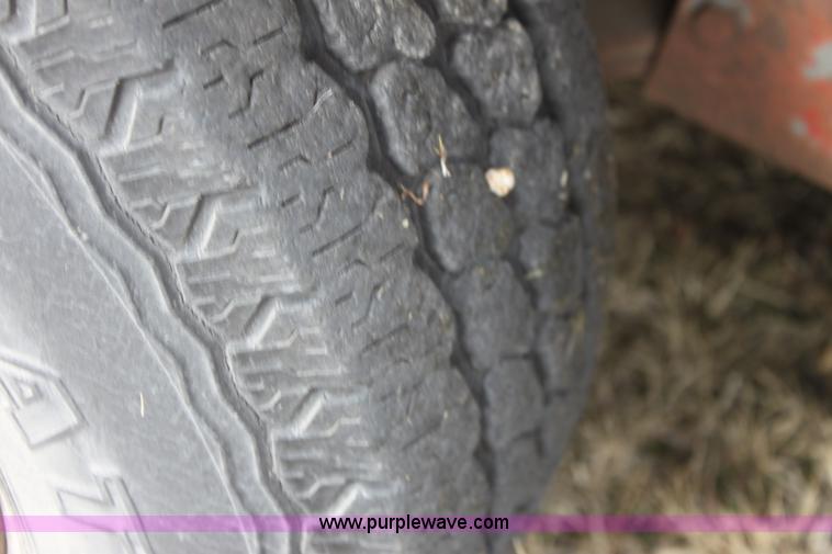 image for item E8408 1986 Bull mobile 22' livestock trailer