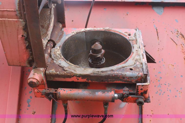 image for item E8410 UFT 500SA grain cart