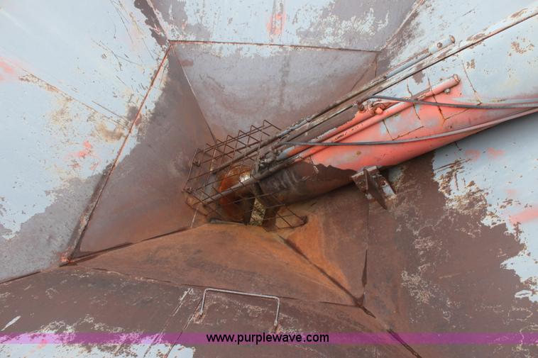 image for item E8410 UFT 500SA grain cart