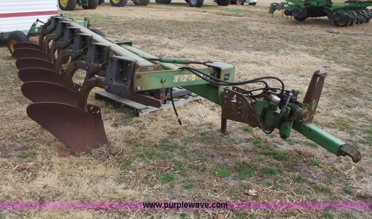 image for item E8413 John Deere A2600 six bottom plow