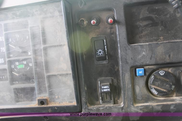 image for item E8415 1996 International 4700 Crew Cab service truck