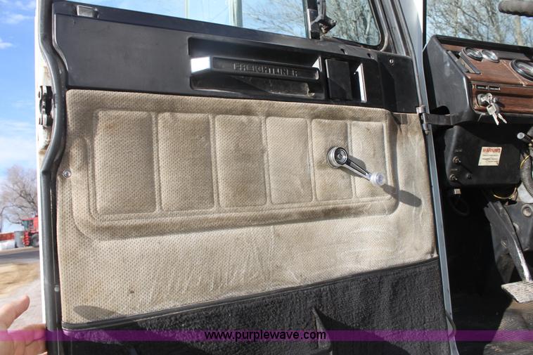 image for item E8416 1999 Freightliner FLD semi service truck