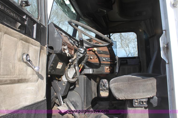 image for item E8416 1999 Freightliner FLD semi service truck