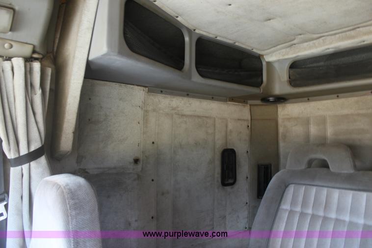 image for item E8416 1999 Freightliner FLD semi service truck