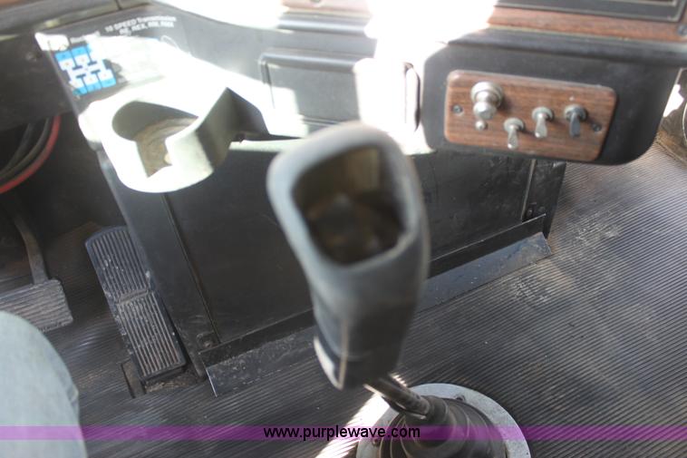 image for item E8416 1999 Freightliner FLD semi service truck