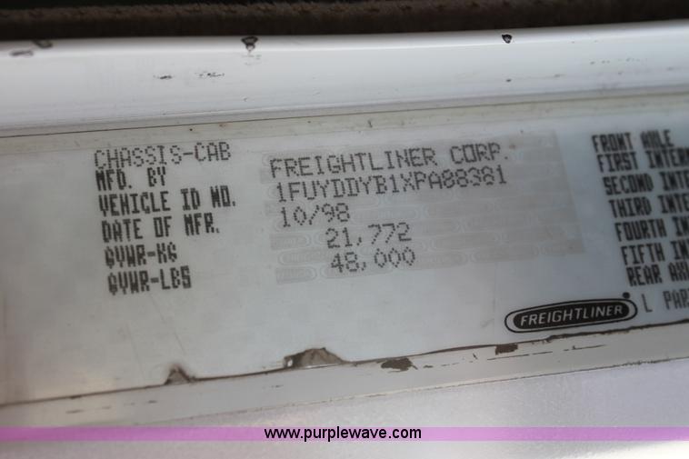 image for item E8416 1999 Freightliner FLD semi service truck