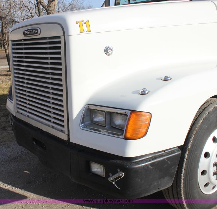 image for item E8416 1999 Freightliner FLD semi service truck
