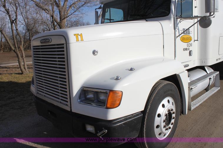 image for item E8416 1999 Freightliner FLD semi service truck