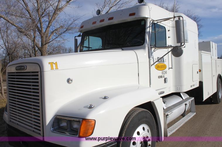 image for item E8416 1999 Freightliner FLD semi service truck