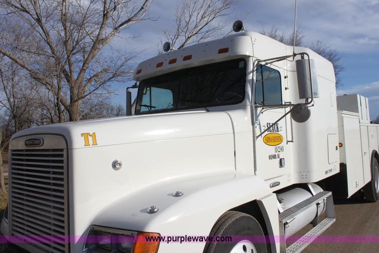 image for item E8416 1999 Freightliner FLD semi service truck