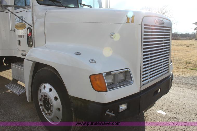 image for item E8416 1999 Freightliner FLD semi service truck