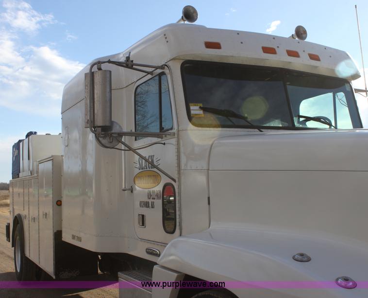 image for item E8416 1999 Freightliner FLD semi service truck