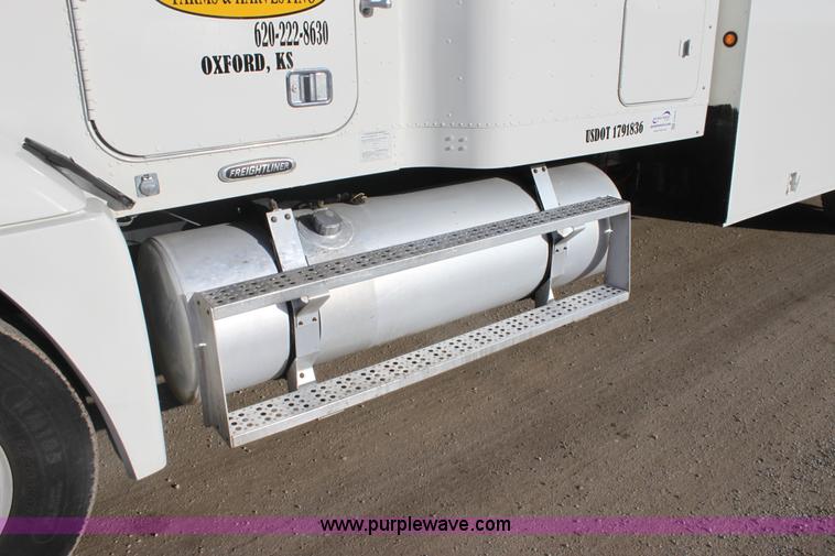 image for item E8416 1999 Freightliner FLD semi service truck