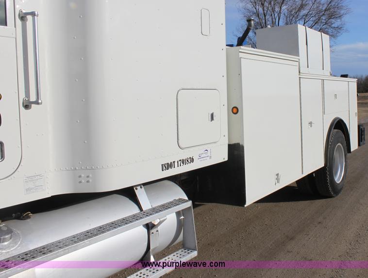 image for item E8416 1999 Freightliner FLD semi service truck