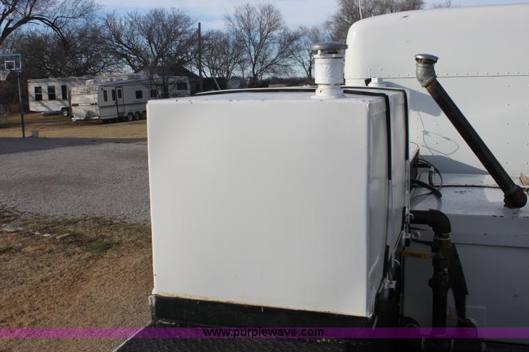 image for item E8416 1999 Freightliner FLD semi service truck