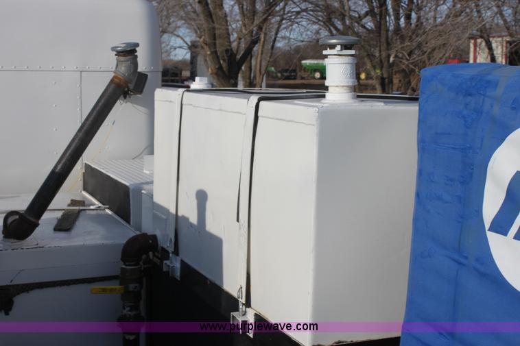 image for item E8416 1999 Freightliner FLD semi service truck